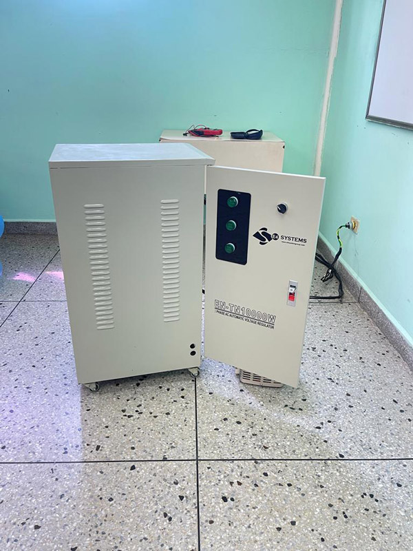 Figura 4. Estabilizador de voltaje de 10KVA 220V, con sistema de protecciones contra voltaje y corriente.