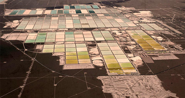 Figura 1. Planta de obtención de litio en el Salar de Atacama, Chile